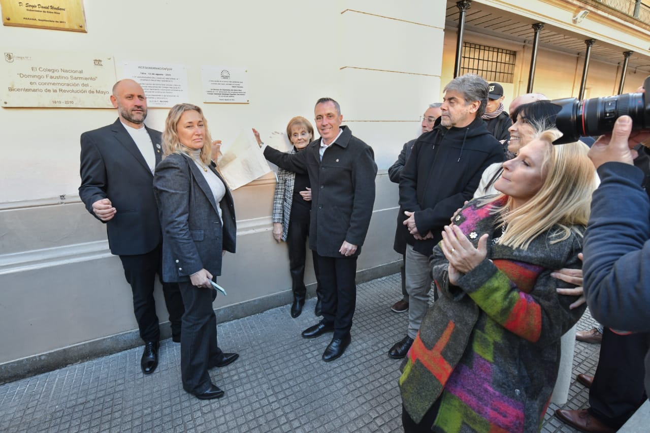 Acto por los 110 años del Colegio Nacional de Paraná, en el patio de la institución. Placa otorgada por la Cámara de Diputados.