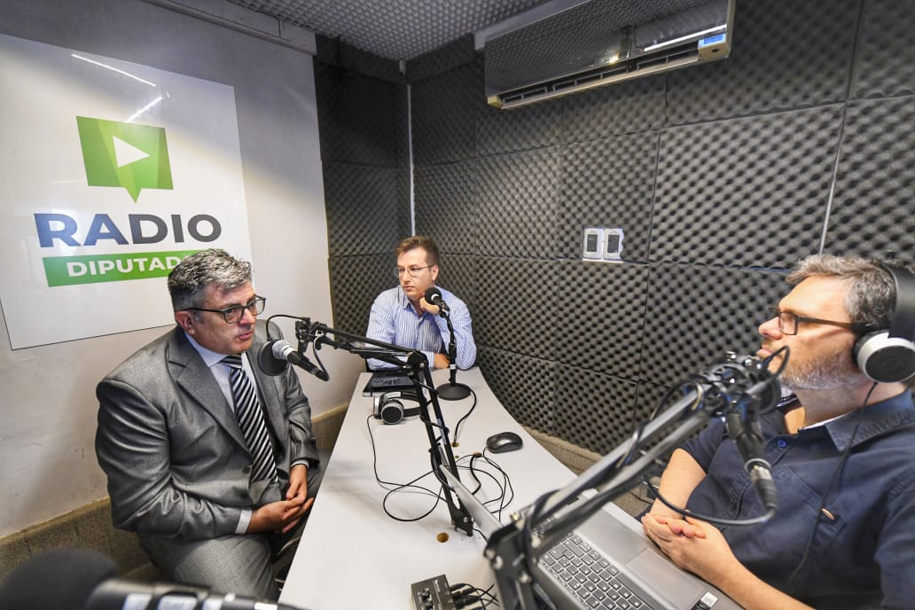 Fernando Rocca y Lucas Ullúa en los estudios de Radio Diputados.